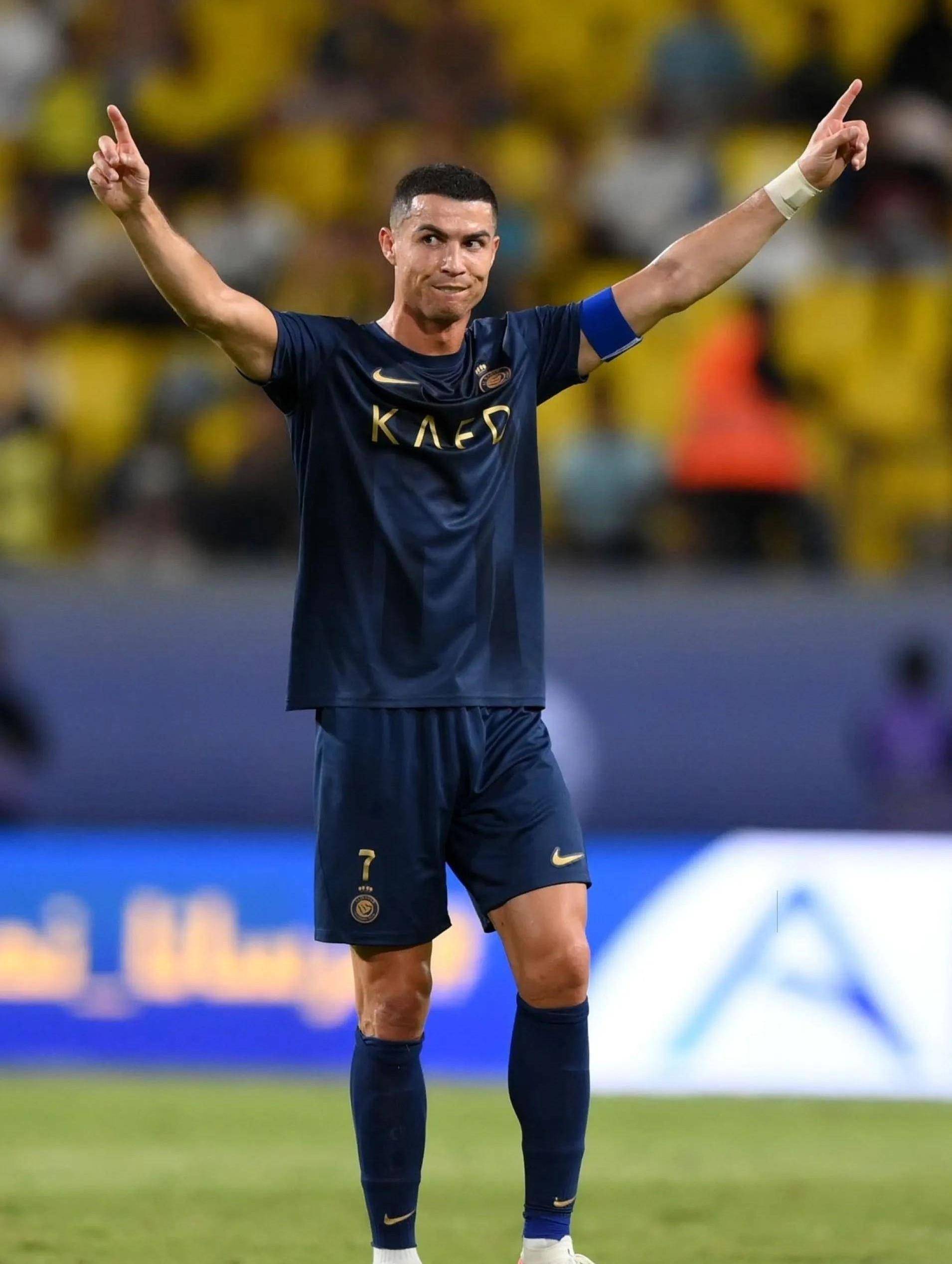 近15年谷歌每年搜索量最高球员：C罗10次断崖领先，梅西仅1次（过去15年谷歌年度最热球员榜：C罗10次遥遥领先，梅西仅一次）