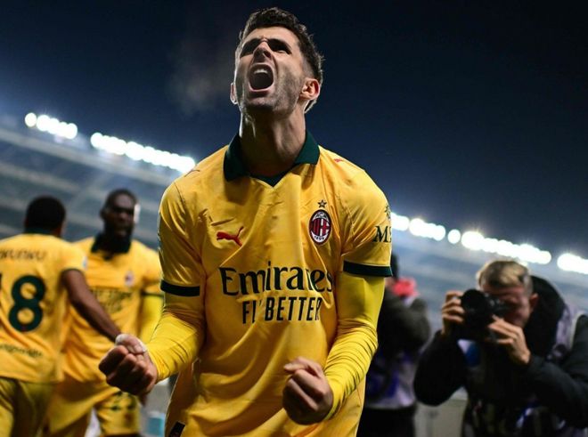 中超赛场争议判罚：VAR判罚引发热议,（中超判罚风波再起，VAR成舆论焦点）