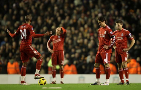 有情有义，阿诺德到若塔纪念碑前献上游戏手柄和手写卡片（阿诺德赴若塔纪念碑，敬献游戏手柄与手写卡片）