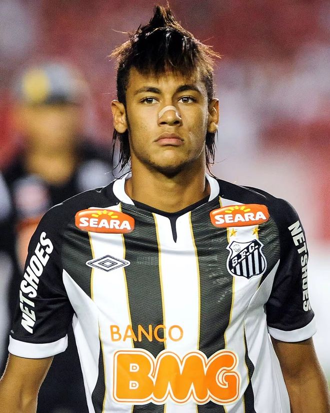 英超积分榜：曼联力克狼队升至第6，曼城落后榜首阿森纳2分（英超最新积分榜：曼联击败狼队升至第六，曼城距领头羊阿森纳仅差2分）