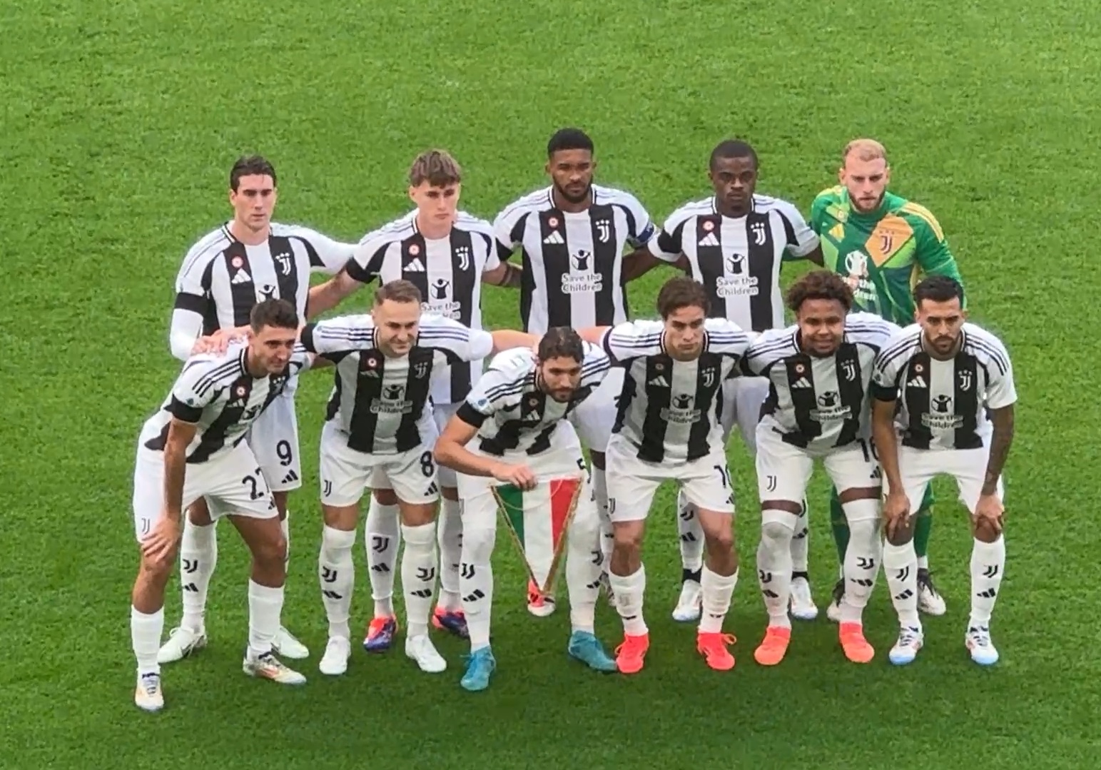 炸鱼来了，比朔夫戴帽、卡尔双响助德国U21队6-0大胜（德国U21 6-0大胜：比朔夫上演帽子戏法，卡尔梅开二度）