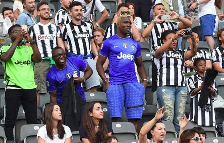 莱奥：我正在学习踢中锋，球队在场内场外都在帮助我（莱奥：正适应中锋位置，球队内外给予我支持）