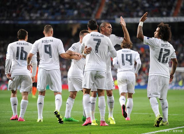 连丢2局！梁靖崑直摇头，孙颖莎耐心给他复盘，王艺迪一旁看热闹（连丢两局，梁靖崑连连摇头；孙颖莎耐心复盘相助，王艺迪在旁观望）