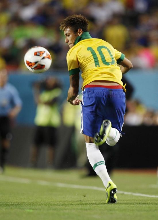 半场战报：尤文2-1卡利亚里，伊尔迪兹双响，弗拉霍维奇伤退（半场速递：尤文2-1领先卡利亚里，伊尔迪兹梅开二度，弗拉霍维奇因伤离场）