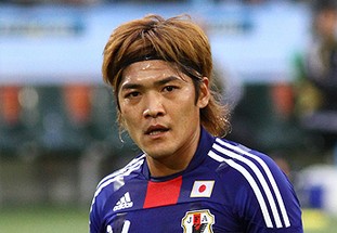 欧文突破防守造成杀伤，制造罚球（欧文强突撕裂防线，搏得罚球机会）